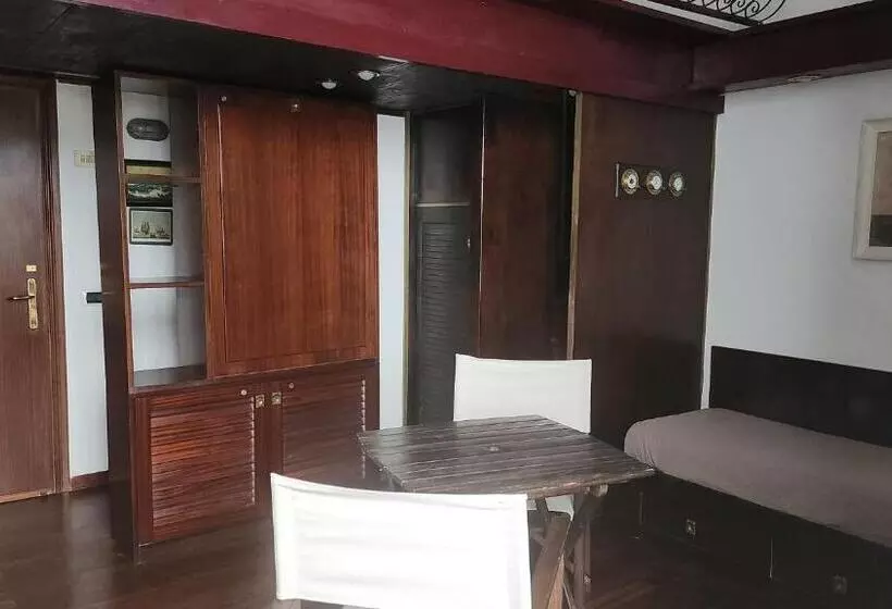ペンション Al Mari Suites
