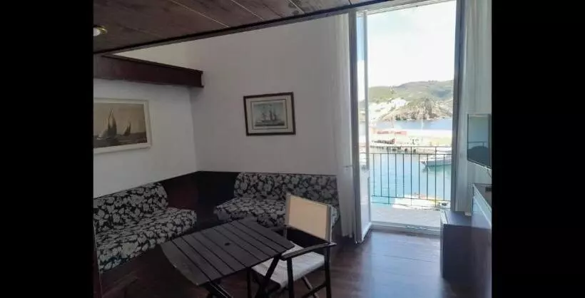 ペンション Al Mari Suites