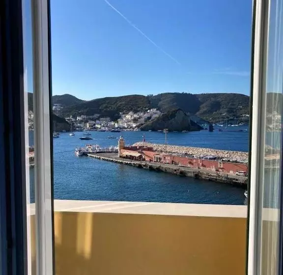ペンション Al Mari Suites