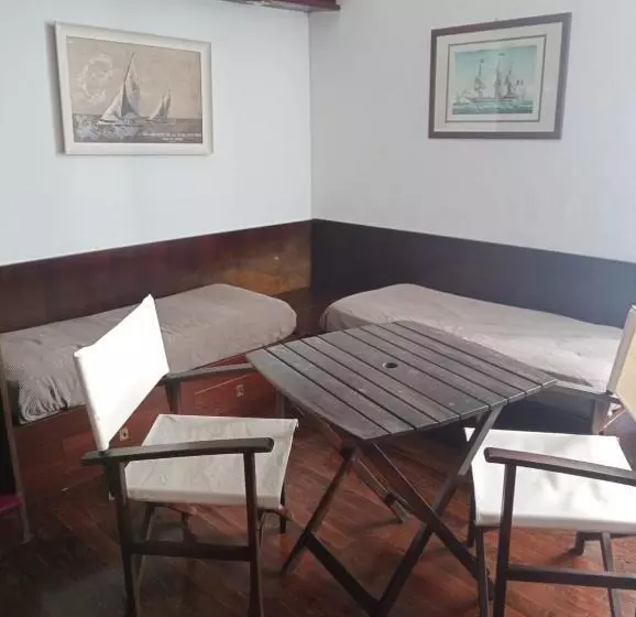 ペンション Al Mari Suites
