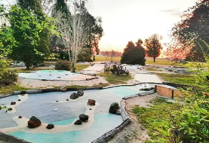 Retkeilymaja Warradale Lodge And Mini Golf