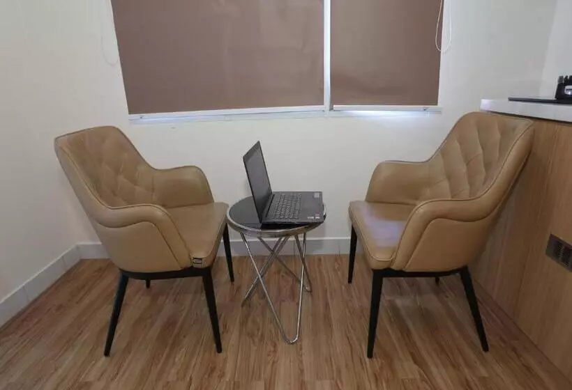 ホテル Aurora Rooms @ Apartemen Patraland Urbano