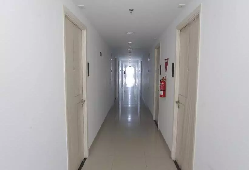 ホテル Aurora Rooms @ Apartemen Patraland Urbano