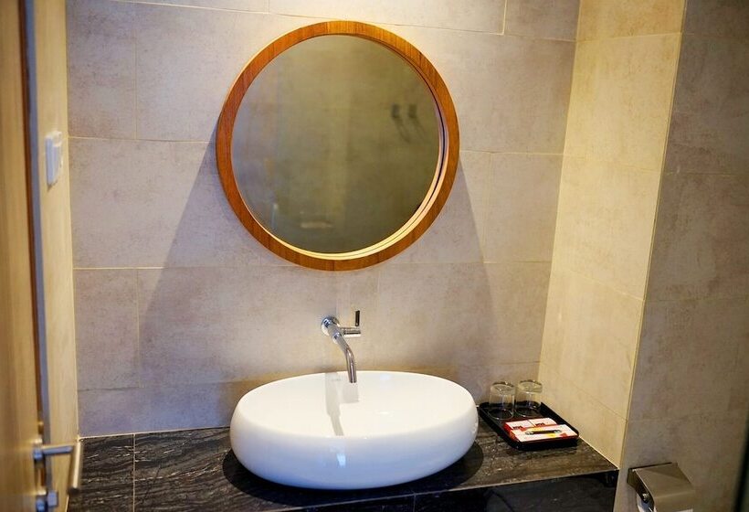 Front One Gosyen Hotel Salatiga