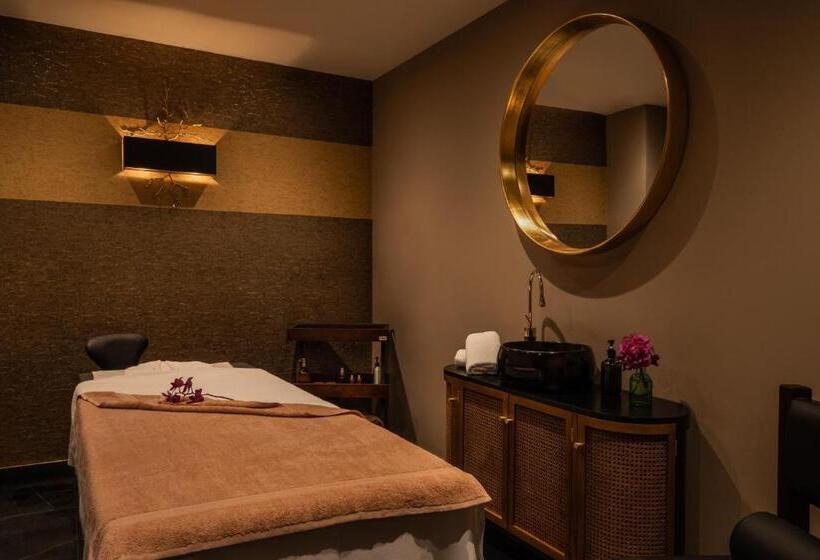 Отель The Ebrington