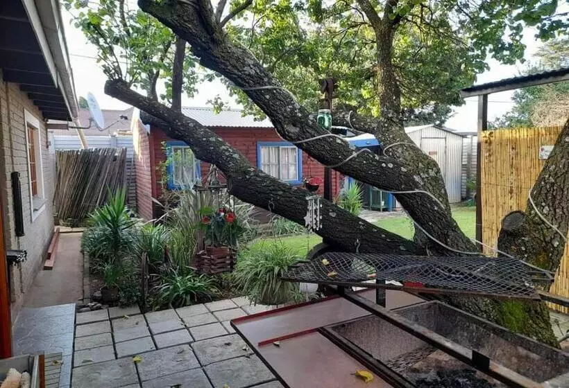 ペンション Uit En Tuis Guesthouse