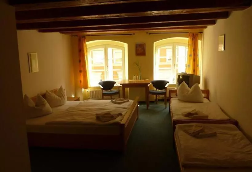 Hotelli Altstadt Pension Hafenblick