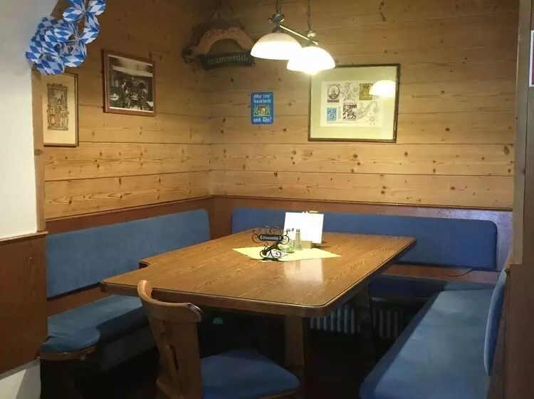 Hotelli Gasthof Zur Post   Inning