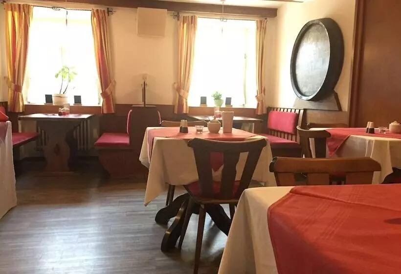 Hotelli Gasthof Zur Post   Inning