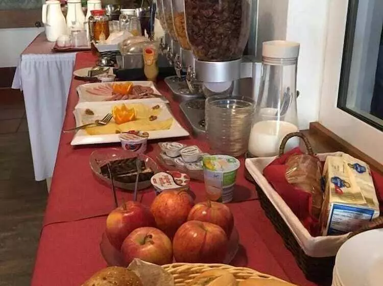 Hotelli Gasthof Zur Post   Inning