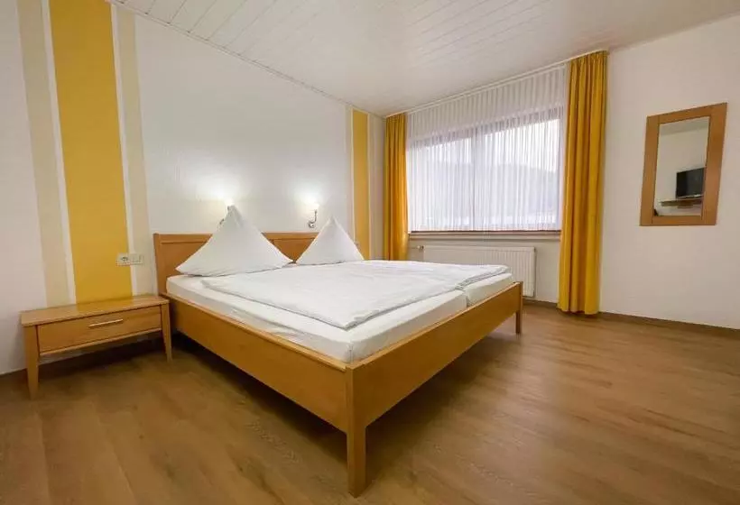 Hotelli Weinhaus Hirschen