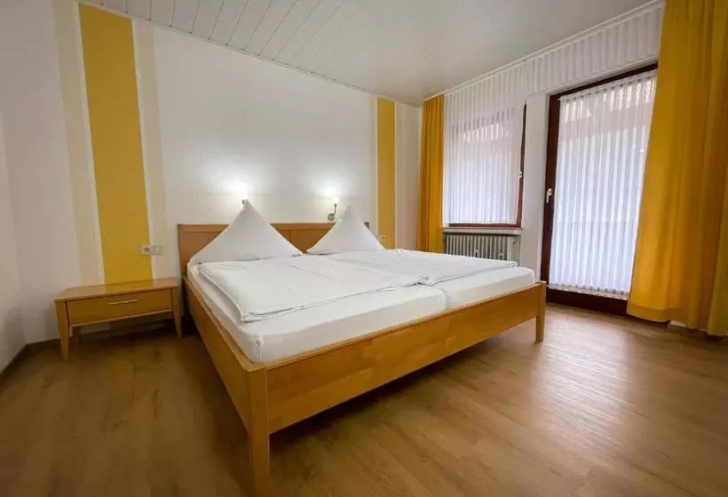 Hotelli Weinhaus Hirschen