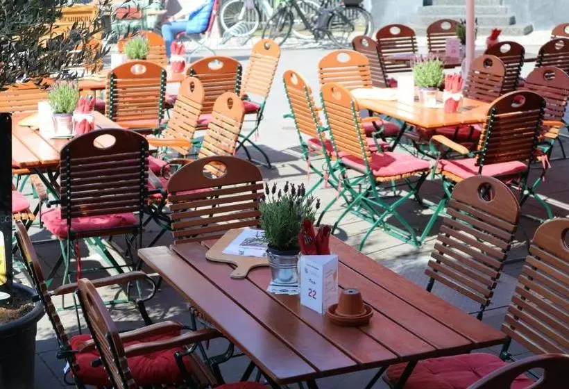 Hotelli Winzerhäuschen Am Brunnen