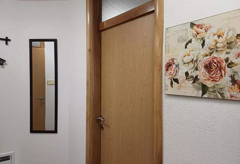 تختخواب و صبحانه Rose Apartmans