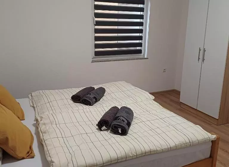 تختخواب و صبحانه Rose Apartmans