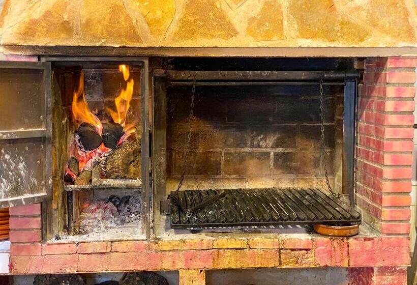 בית מלון כפרי Hostal Ainoa