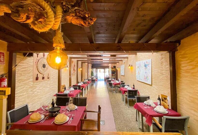 בית מלון כפרי Hostal Ainoa