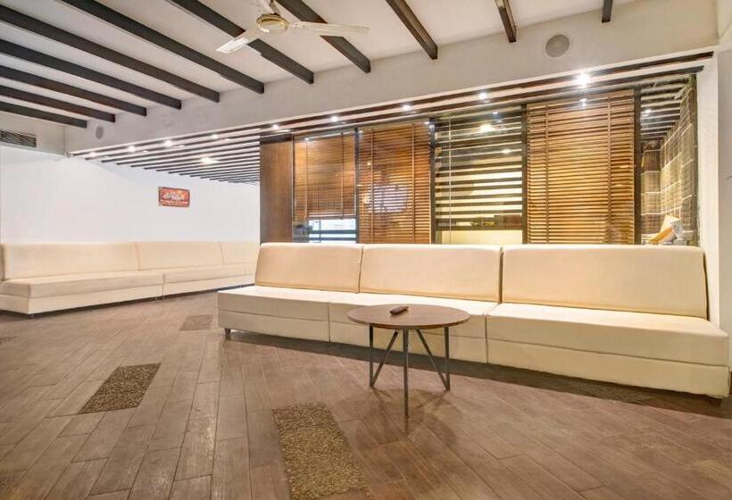 Отель Oak Whiteridge Near L.v Prasad & Basava Tharakam Hospital Banjara Hills