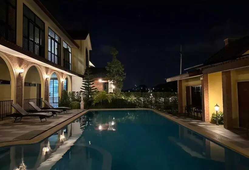 هتل Cottagepine Rayong Resort&cafe