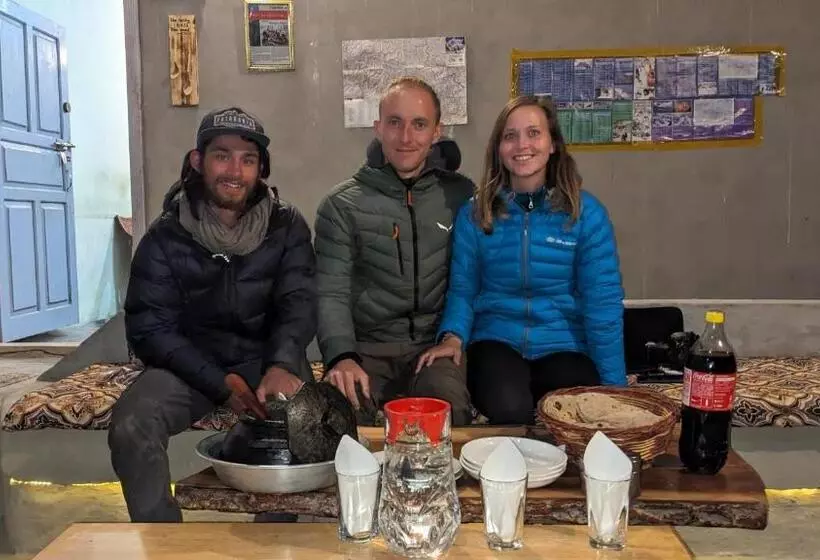 هتل Manokur E Basa