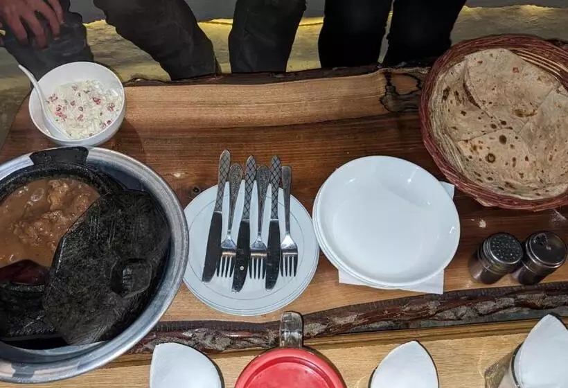 هتل Manokur E Basa