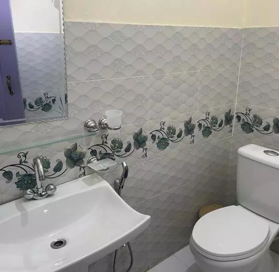 هتل Manokur E Basa