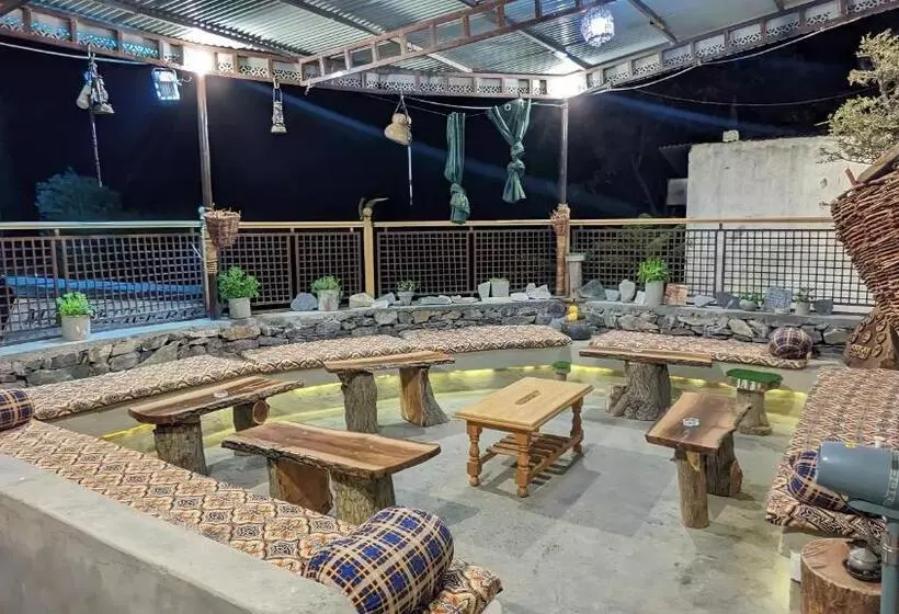 هتل Manokur E Basa