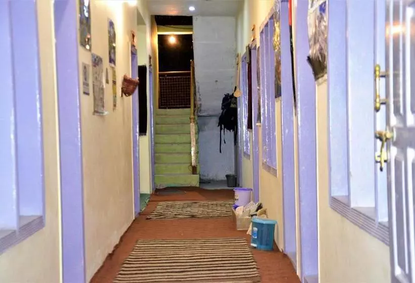 هتل Manokur E Basa