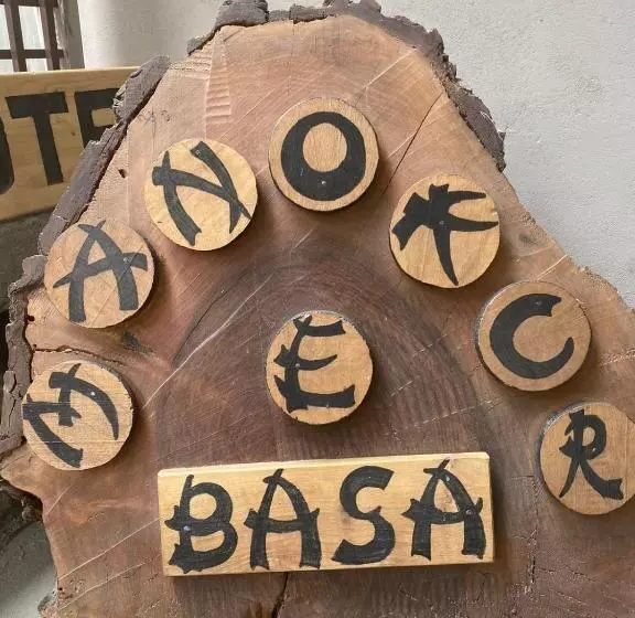 هتل Manokur E Basa