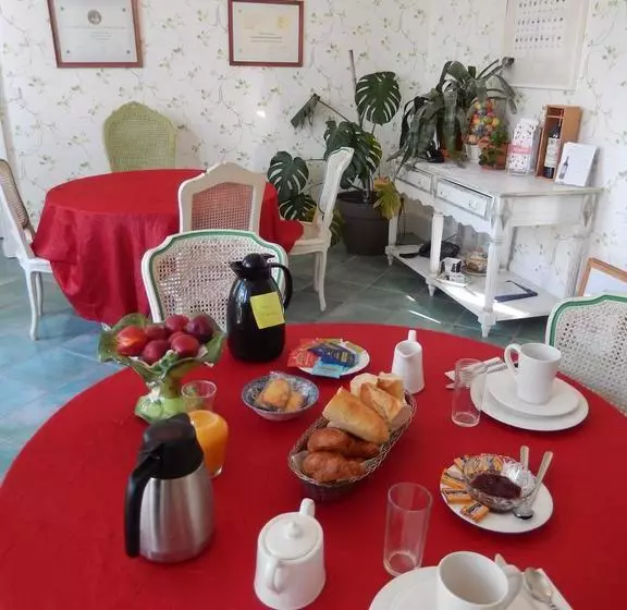 هتل Chateau Rousselle