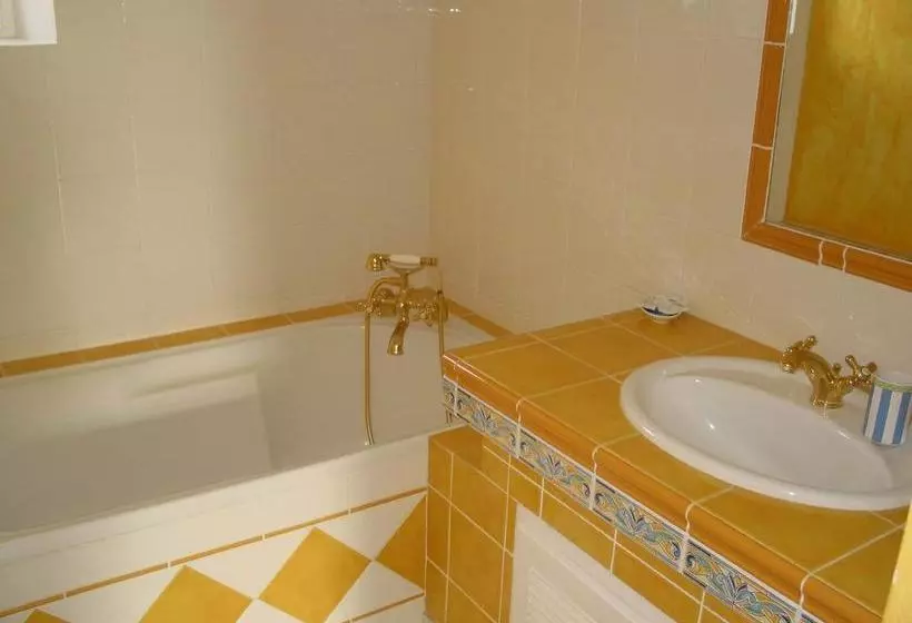 هتل Chateau Rousselle