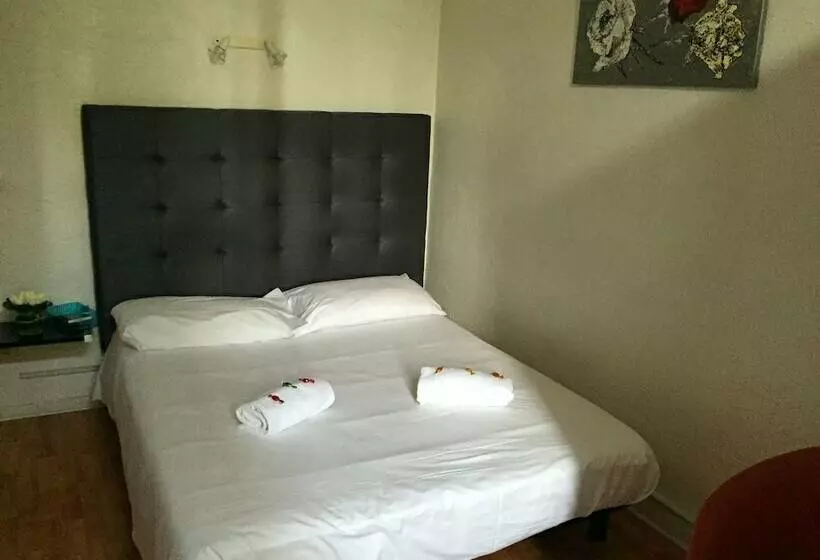 ホテル Hôtel Restaurant Le 8