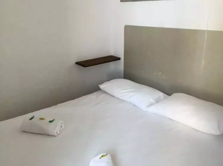 ホテル Hôtel Restaurant Le 8