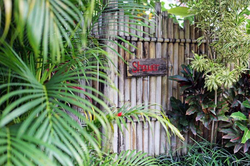 Отель The Calmtree Bungalows