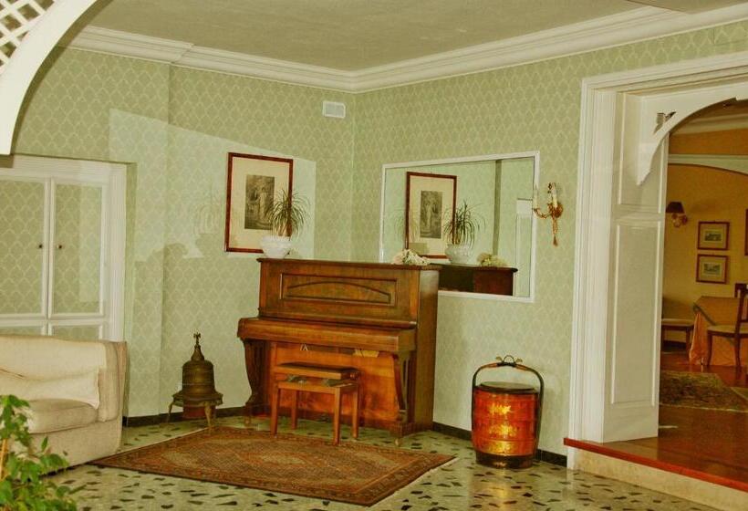 ホテル La Culla Del Lago