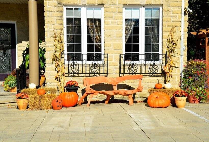 فندق Explorer House Bed & Breakfast