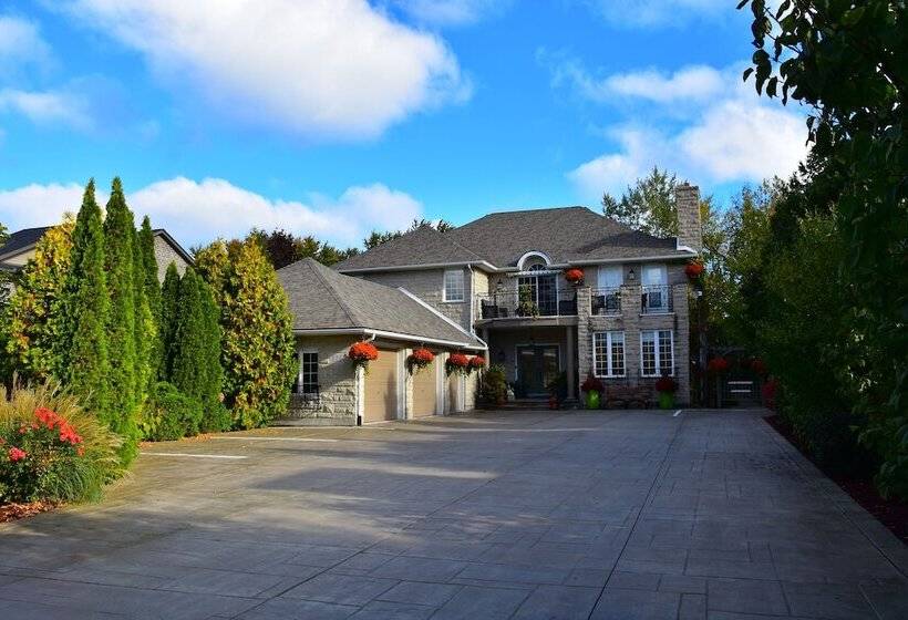 فندق Explorer House Bed & Breakfast