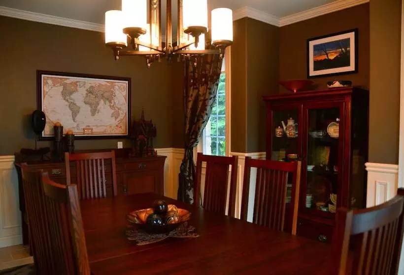 هتل Explorer House Bed & Breakfast