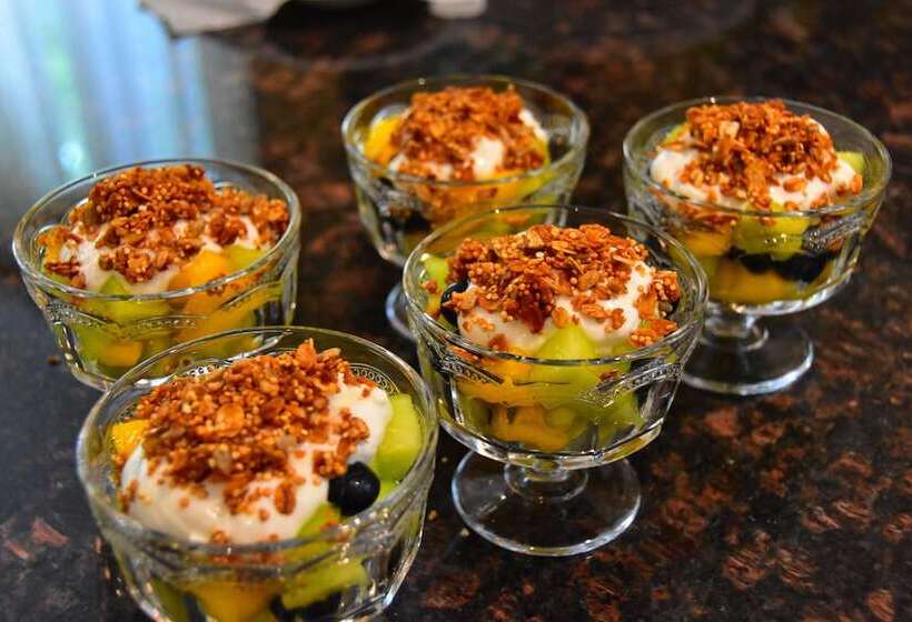 فندق Explorer House Bed & Breakfast