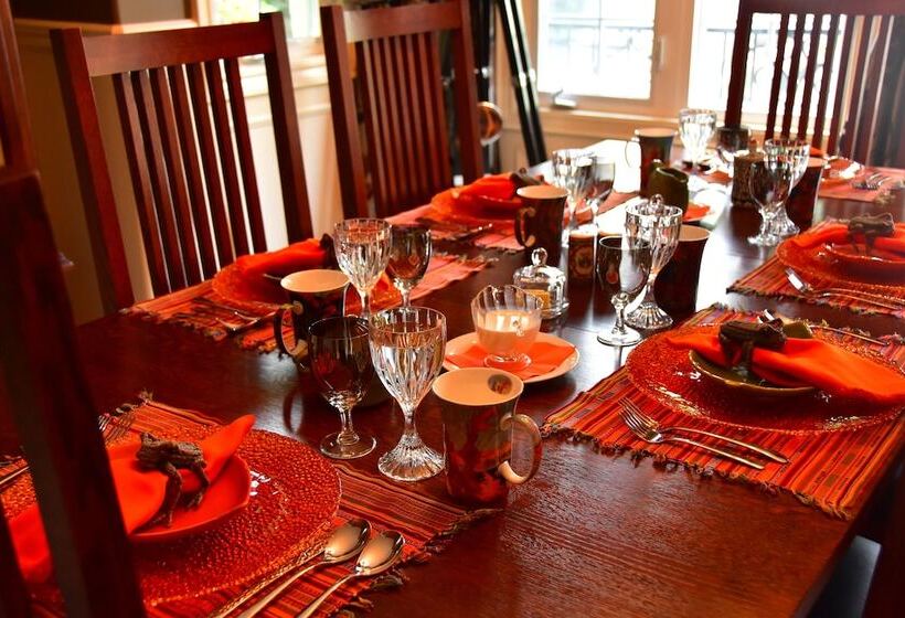 فندق Explorer House Bed & Breakfast