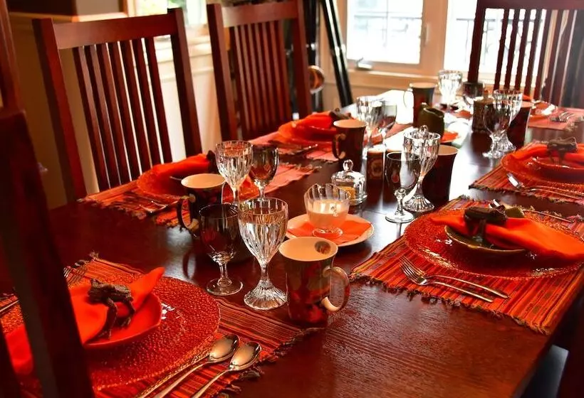 هتل Explorer House Bed & Breakfast