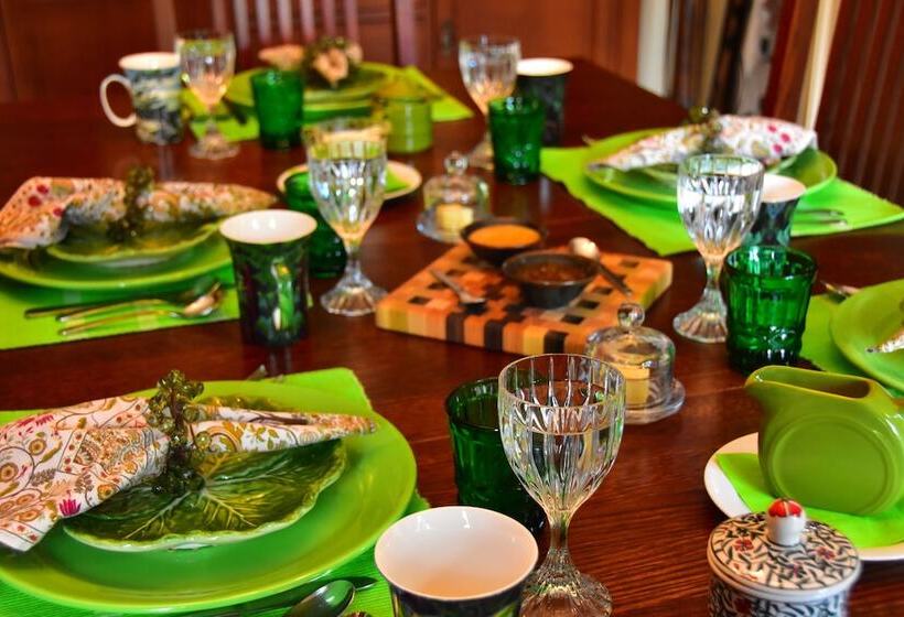 فندق Explorer House Bed & Breakfast