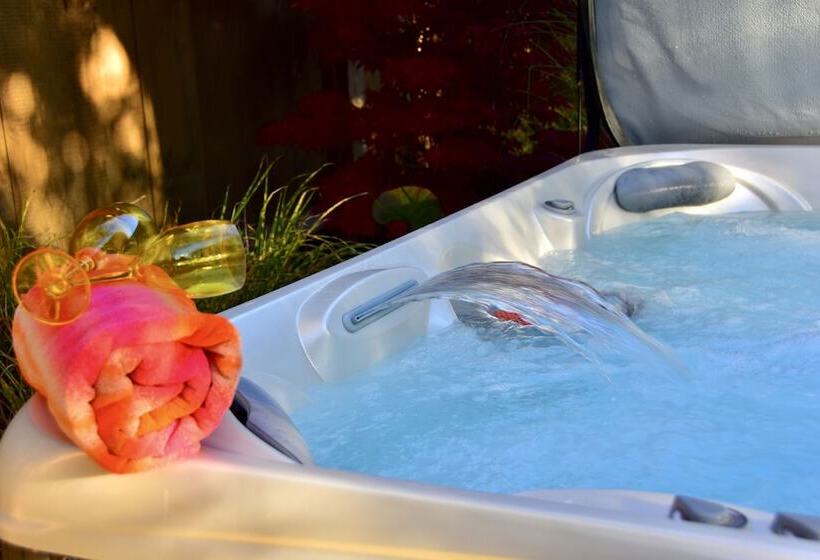 فندق Explorer House Bed & Breakfast