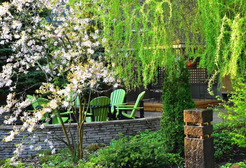 فندق Explorer House Bed & Breakfast