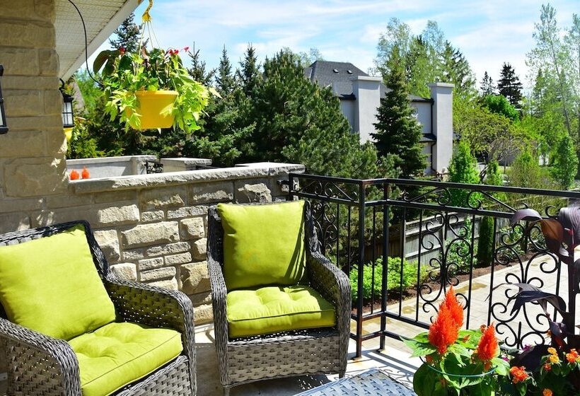 فندق Explorer House Bed & Breakfast