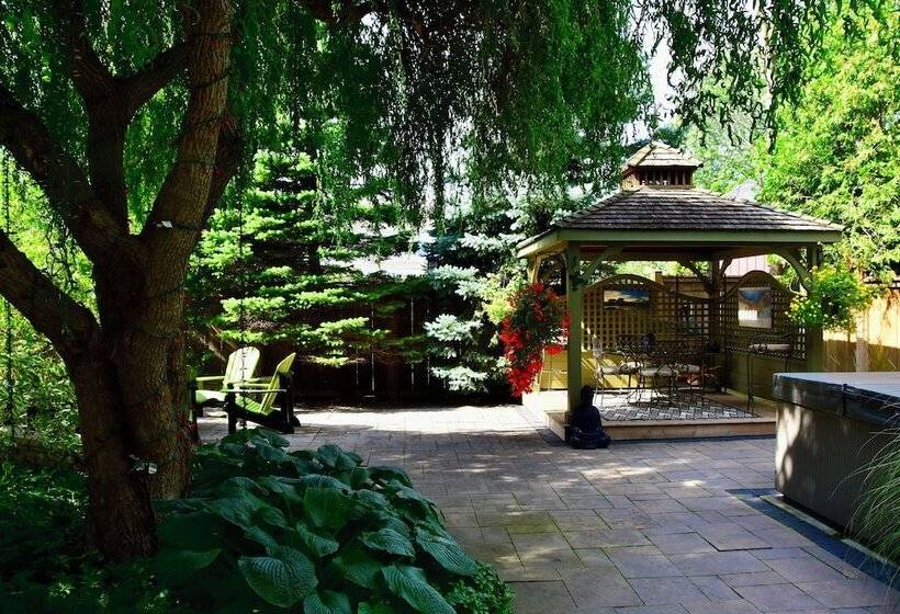 فندق Explorer House Bed & Breakfast