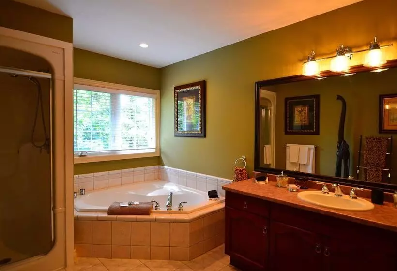 هتل Explorer House Bed & Breakfast