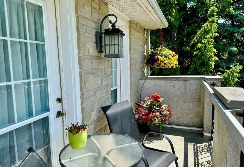 هتل Explorer House Bed & Breakfast
