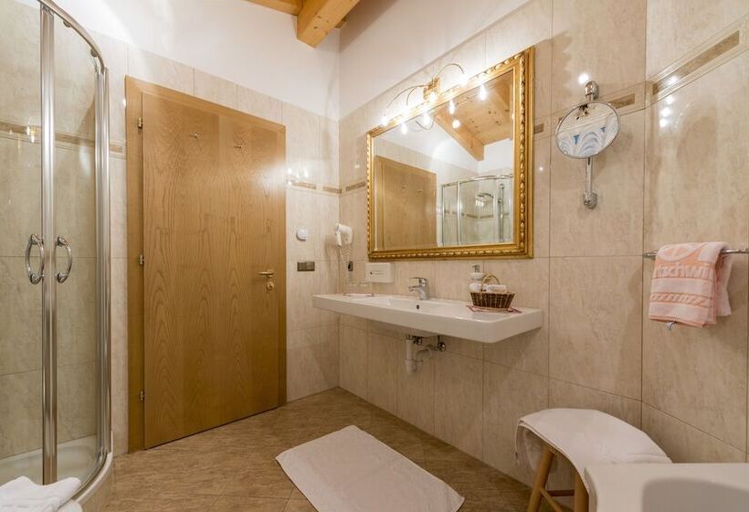 ホテル Gratschwirt