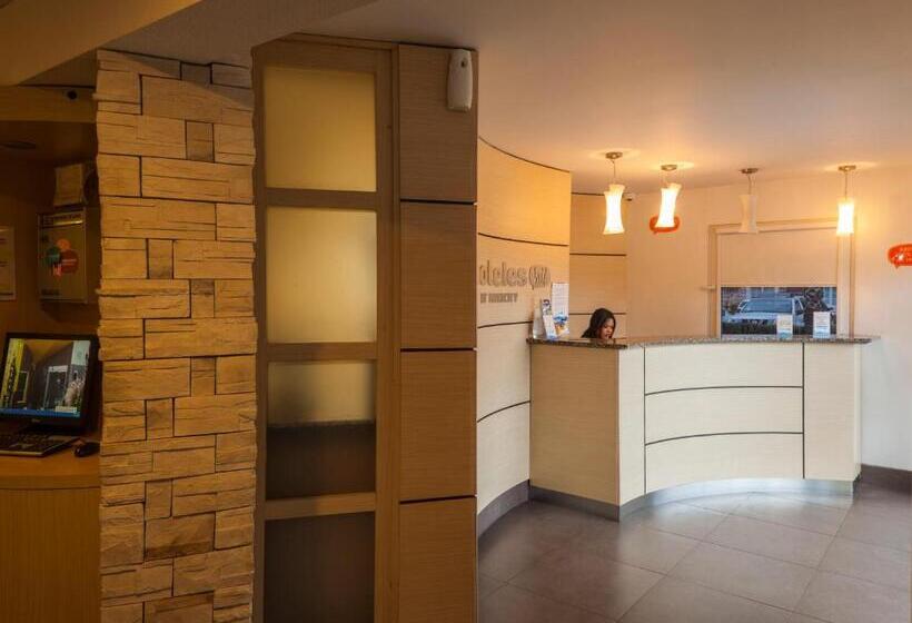 Отель Hi! Zapopan